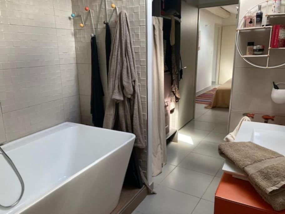 Loft Au Coeur De Nimes Apartment ภายนอก รูปภาพ
